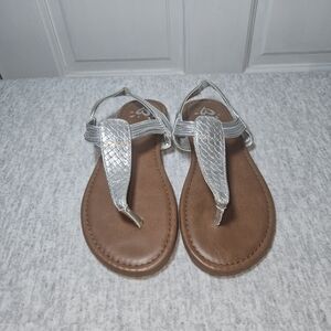 Justice Girls Silver Thong Sandals.size 2
